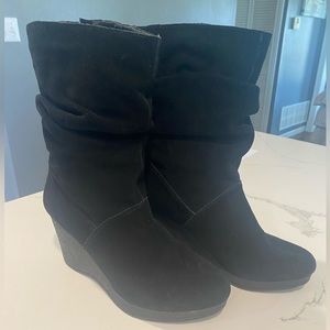 Black wedge faux suede pull on boot size 8 1/2 White Mountain